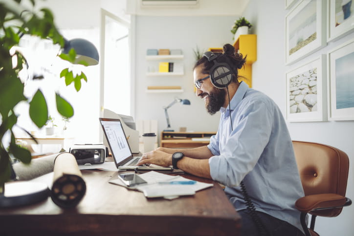 Social media manager trabajando desde casa