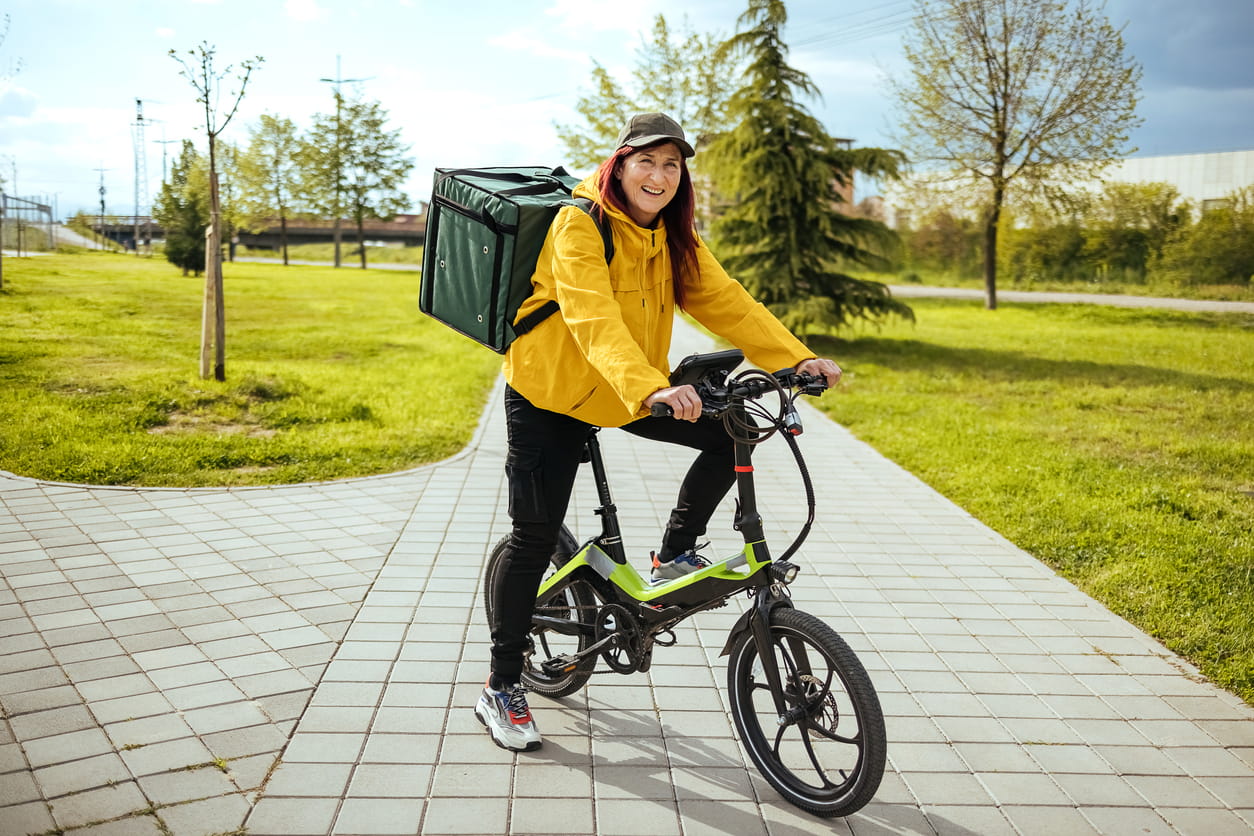Repartidora con bici eléctrica